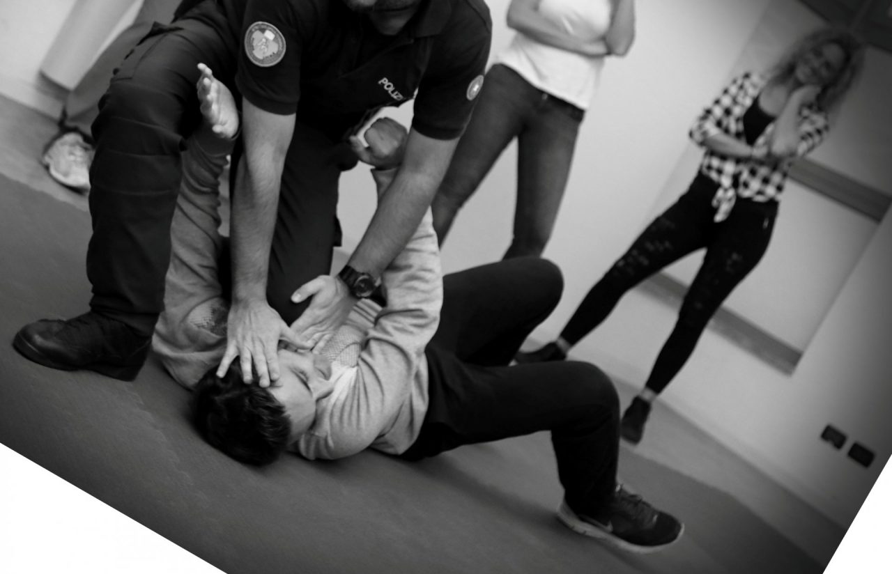 Difesa femminile, il corso e le tecniche contro gli aggressori