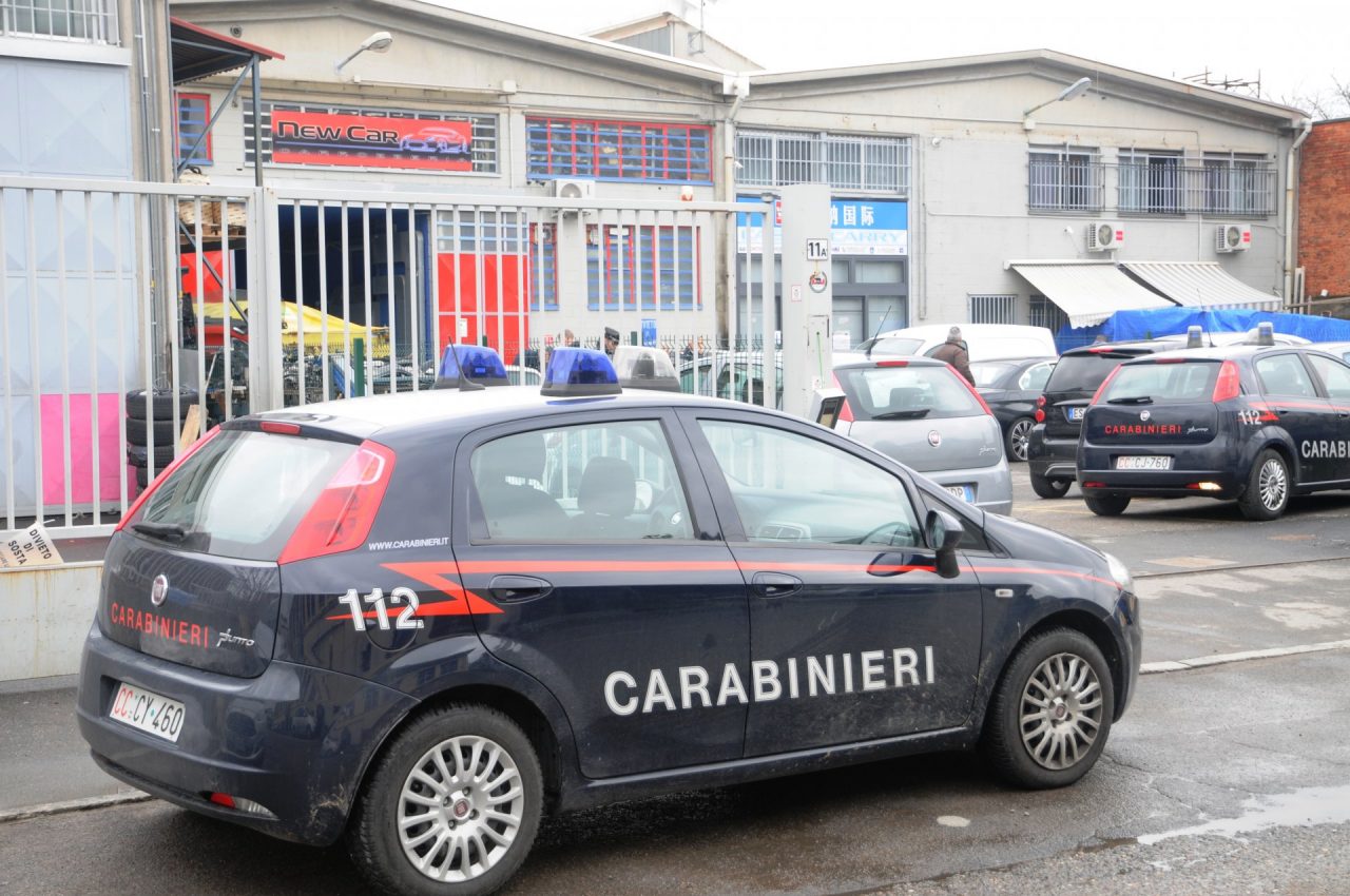 In otto aggrediscono il titolare di una carrozzeria VIDEO