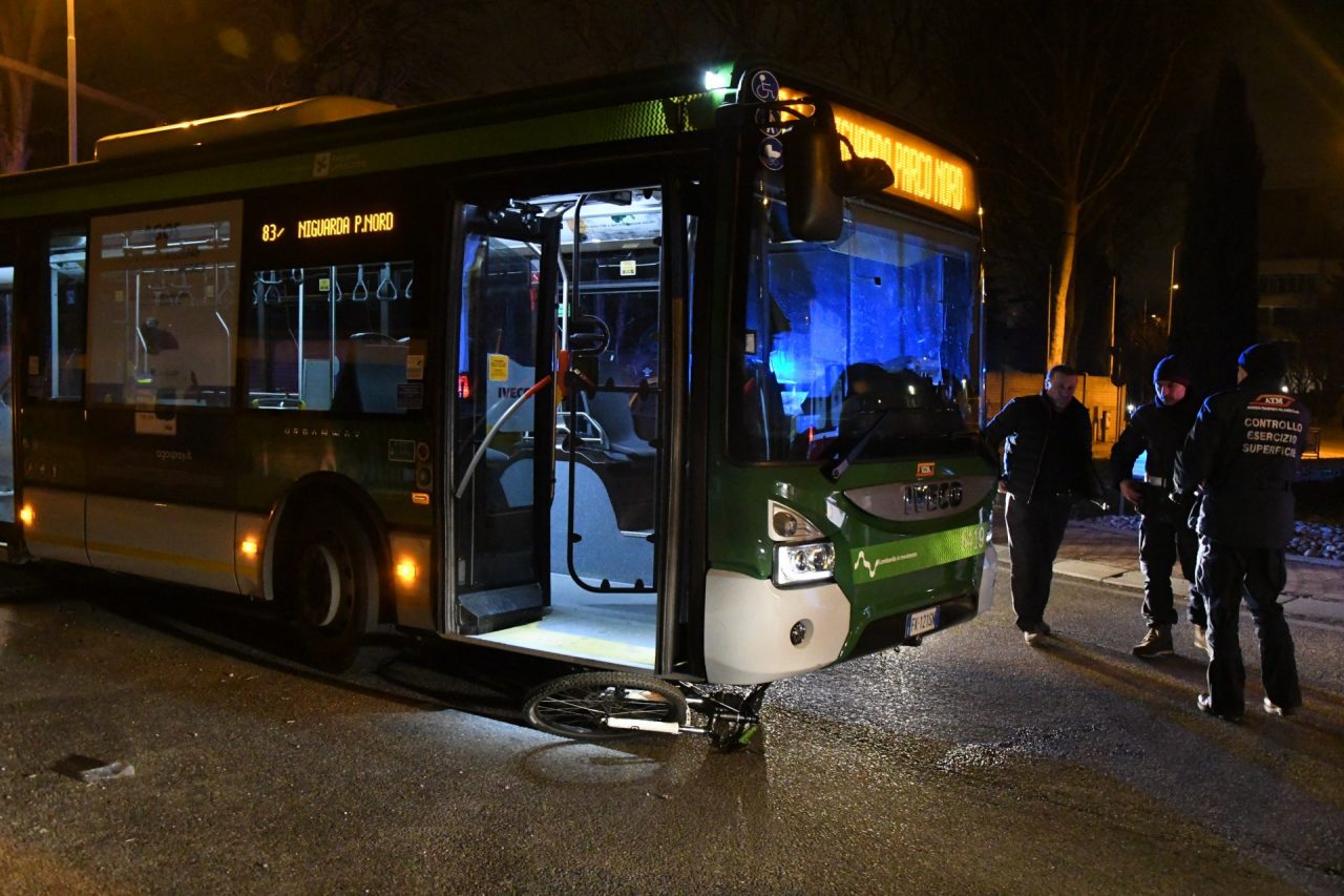 Grave un ciclista travolto da un bus FOTO