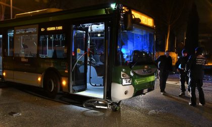 Grave un ciclista travolto da un bus FOTO