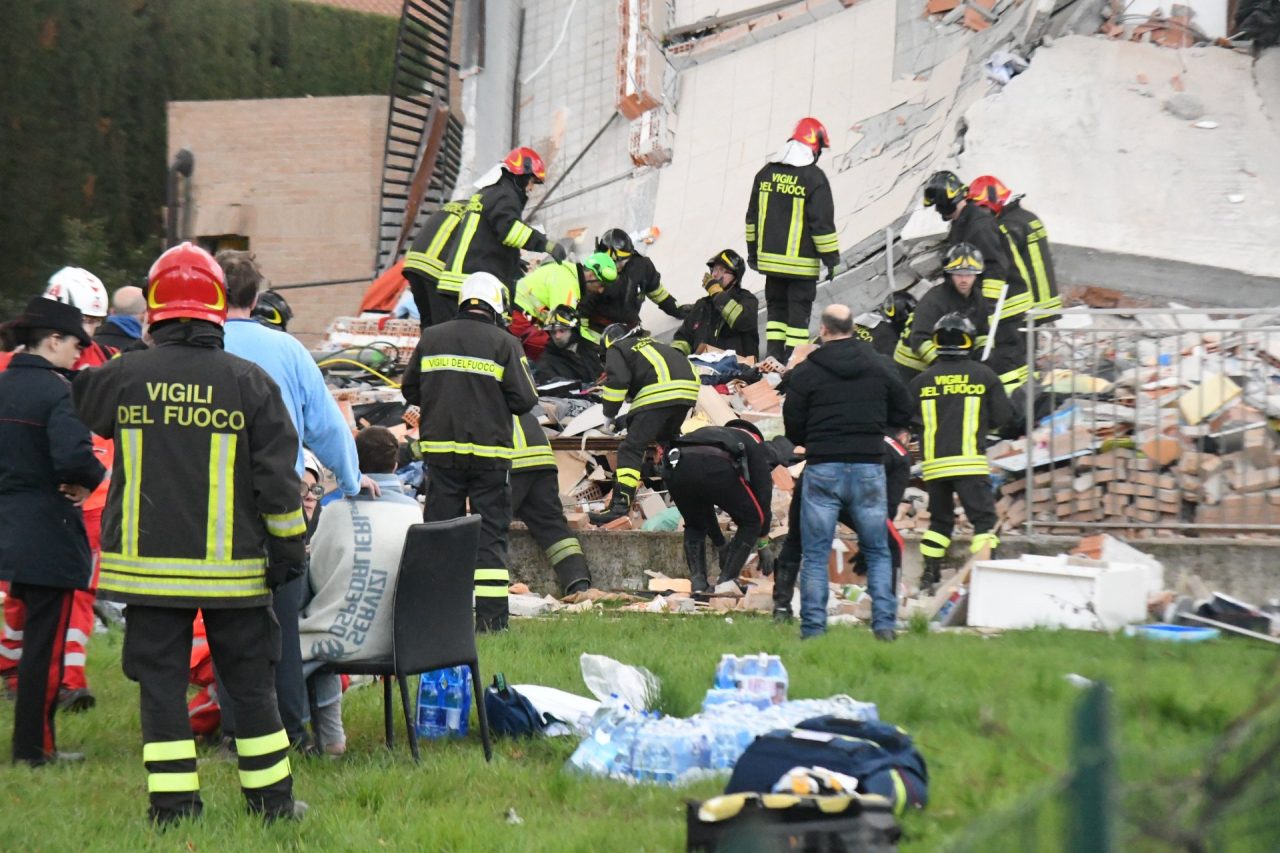 Esplode casa a Rescaldina, diversi feriti LA GALLERY VIDEO
