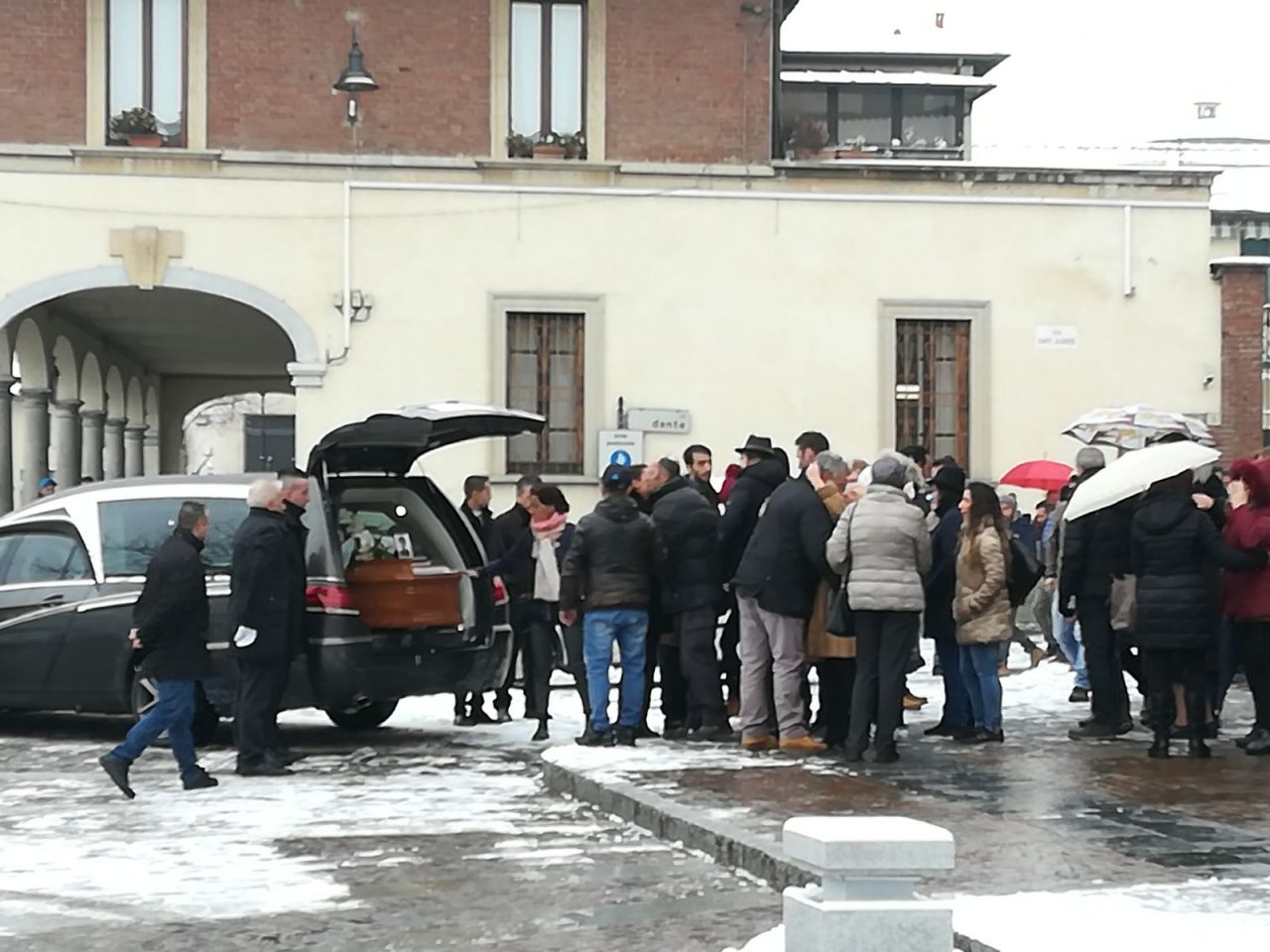 Il funerale della donna morta dopo aver bevuto dell’acido