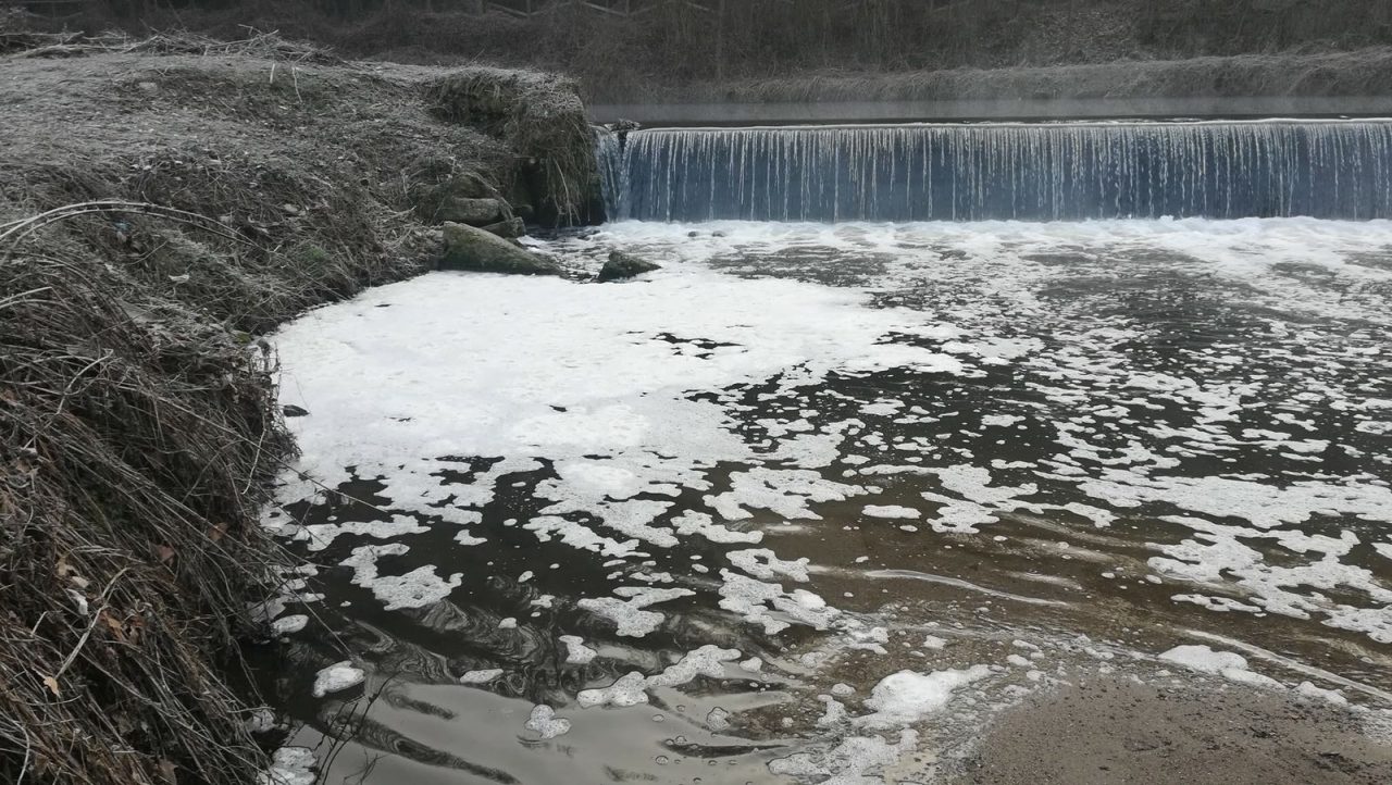 Olona, ancora schiuma: “Siamo rassegnati”