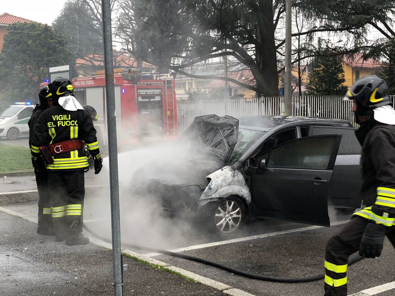 Incendia rifiuti sotto un’automobile, preso