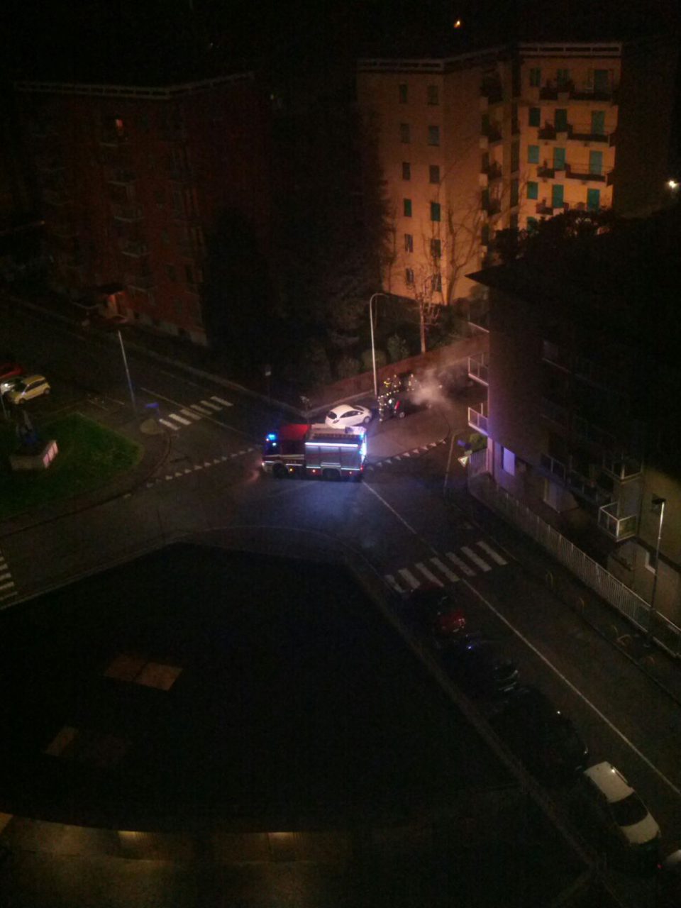Auto in fiamme nella notte a Rho