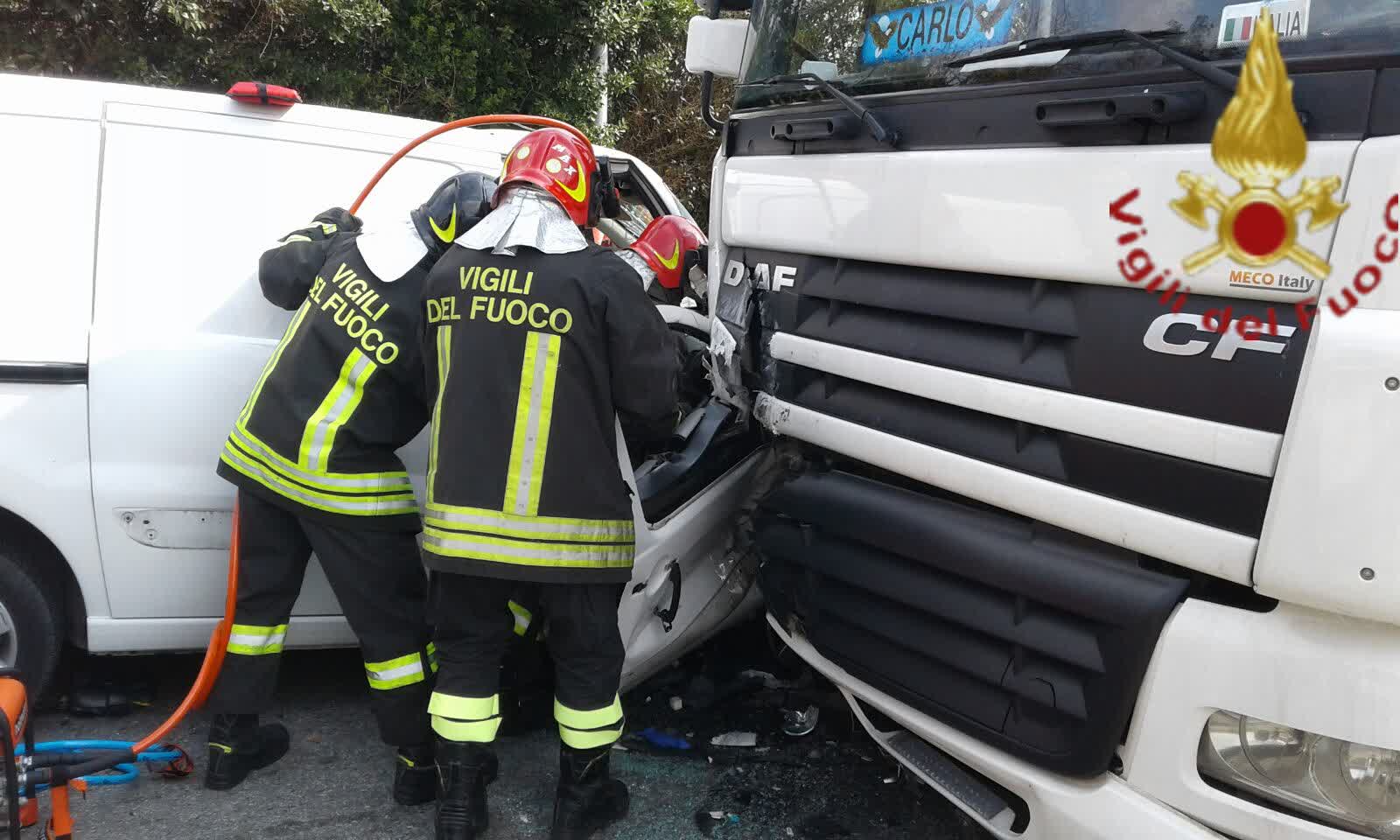 Terribile Incidente A Lomazzo Una Persona Incastrata Tra Le Lamiere