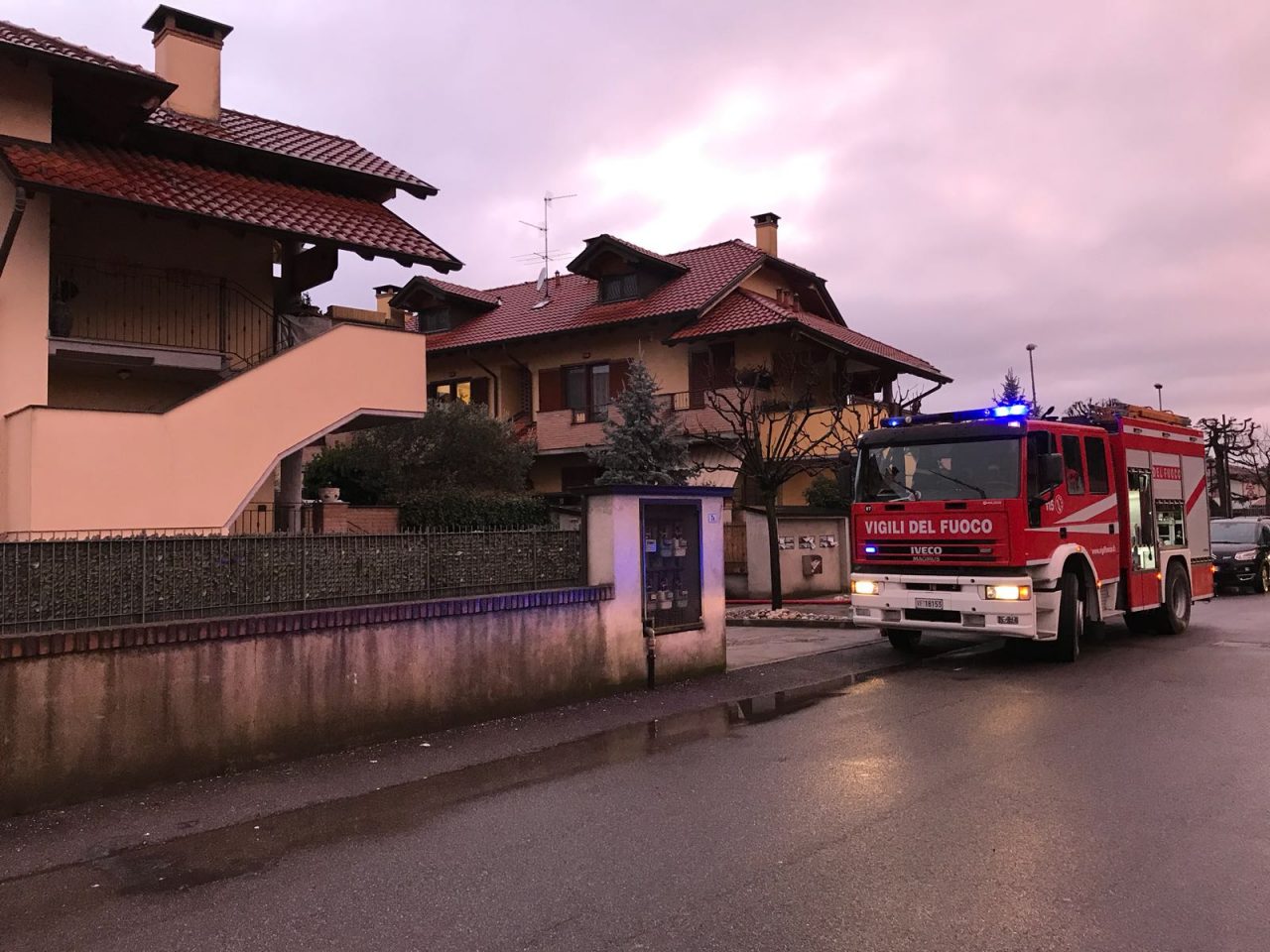 Canna fumaria in fiamme ad Arconate