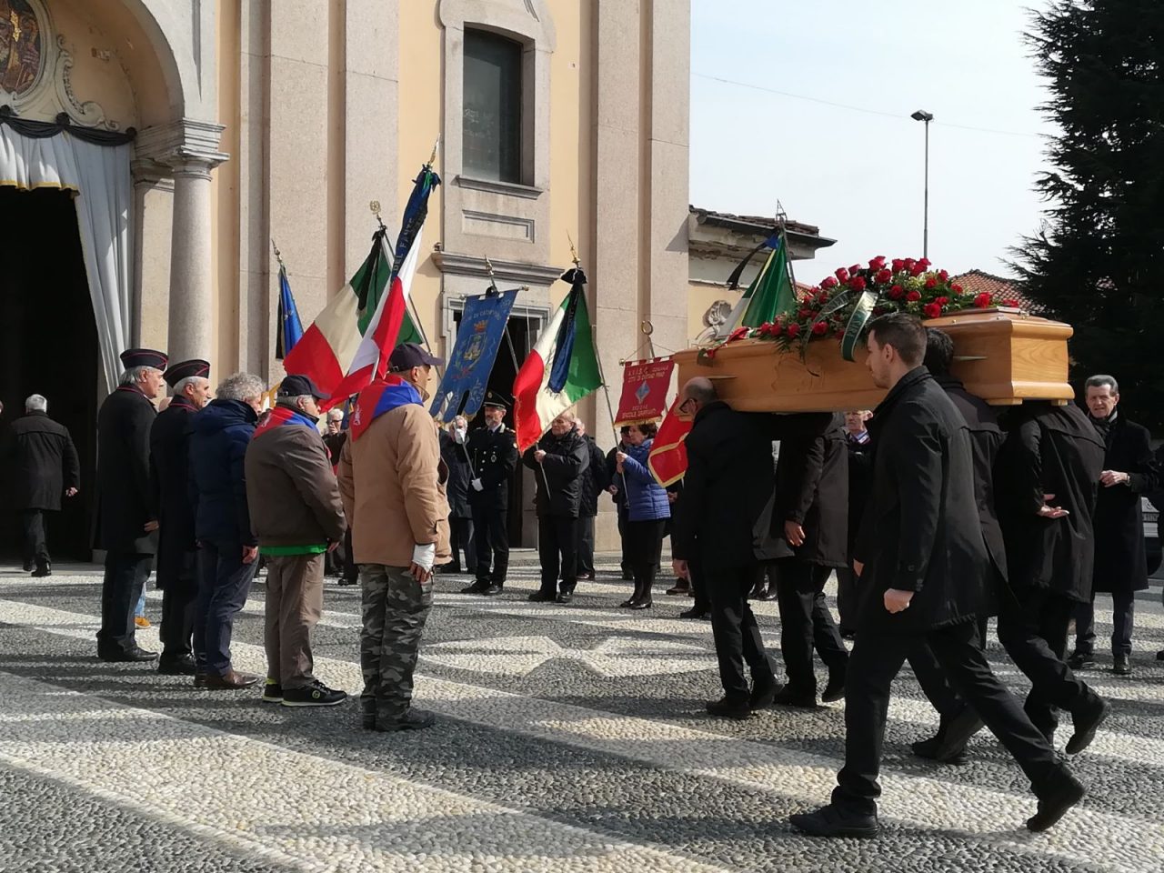 Castano Primo dà l’ultimo addio al suo primo sindaco