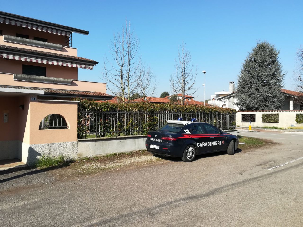 Uomo dà in escandescenza in cortile armato di pistola: arrestato – GLI AGGIORNAMENTI