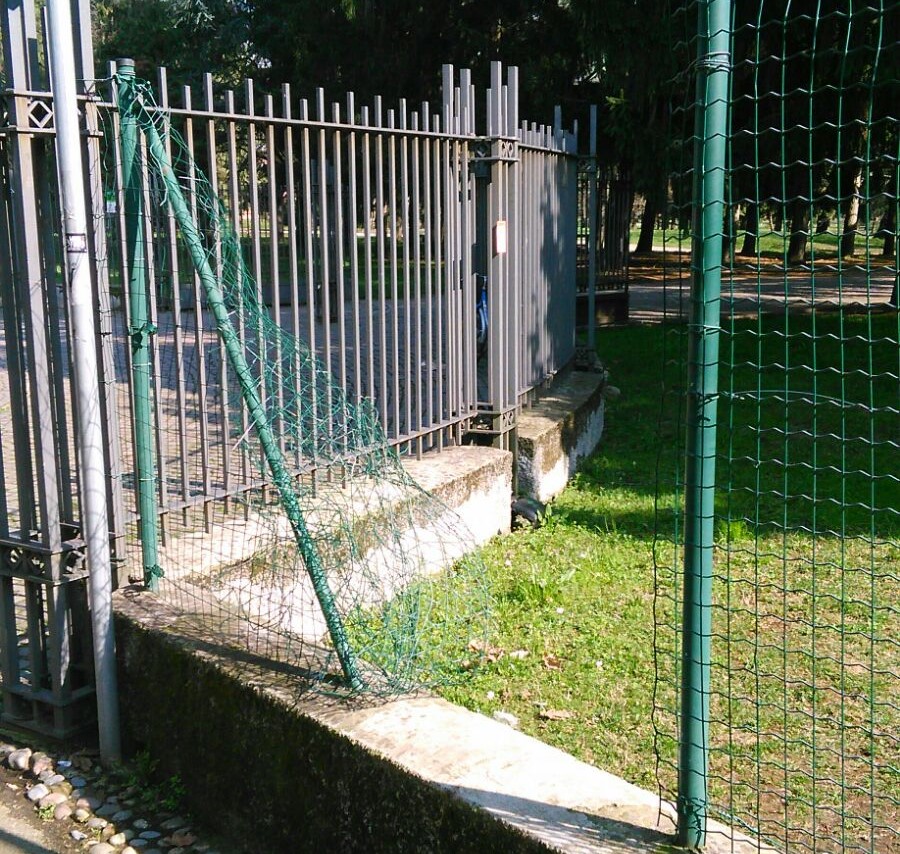 Rete del parco di Legnano tagliata: la segnalazione dei cittadini