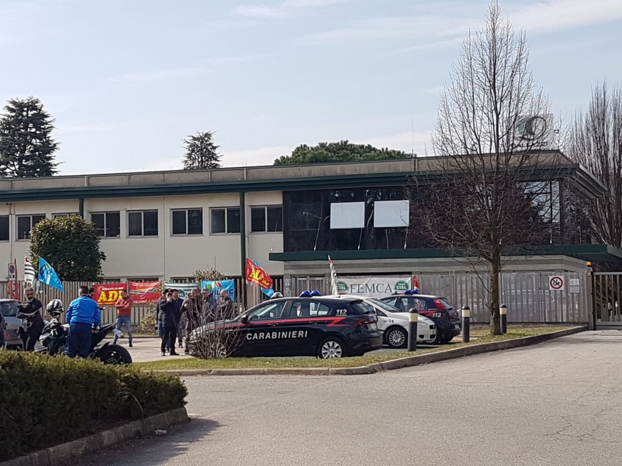 Ancora tensioni alla Gallazzi, i lavoratori fermano la fabbrica