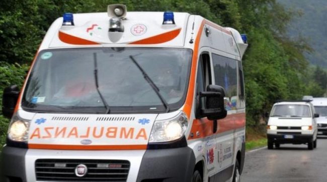 Gli cade una lamiera in testa: operaio in ospedale