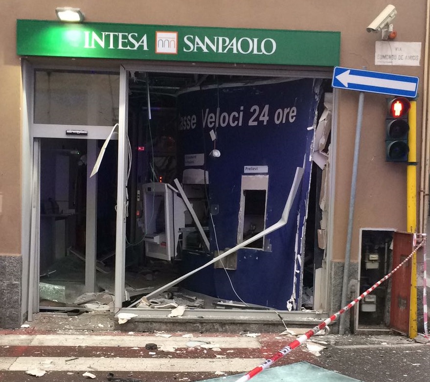 Boato nella notte, bancomat salta in aria