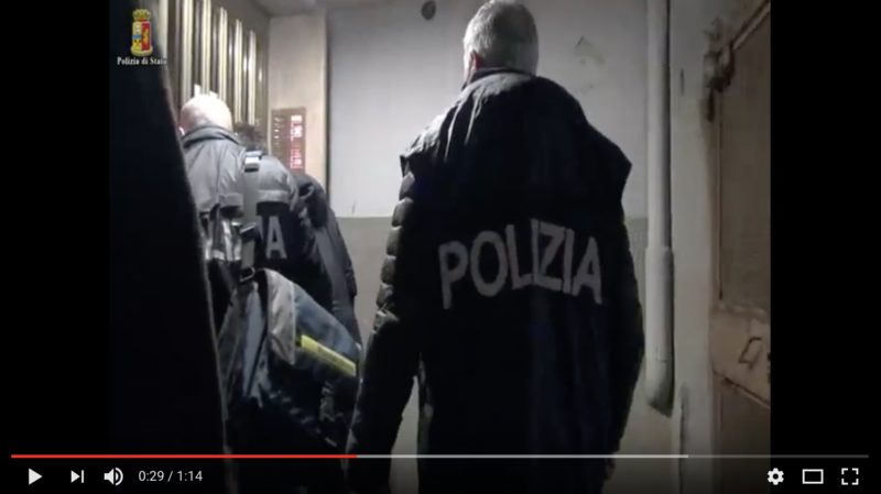 Furti d’identità e clonazioni di carte da home banking: fermata la banda degli attacchi informatici VIDEO