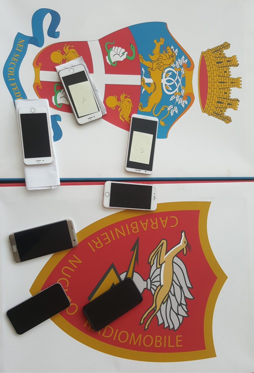 Denunciati due 17enne per il furto di 8 cellulari