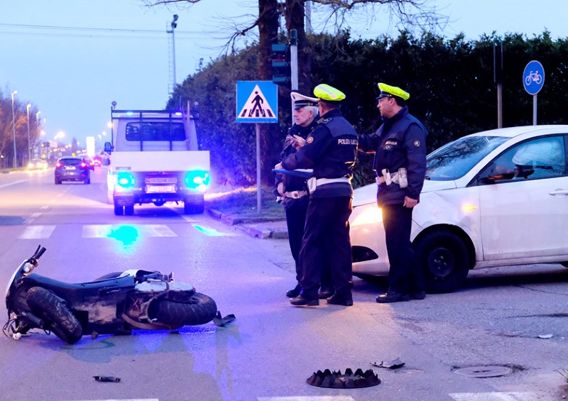 Motorino contro auto a Cusago: due minorenni in ospedale
