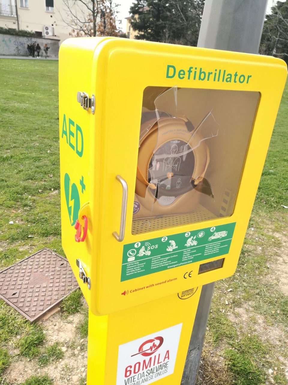 Vandali spaccano la teca del defibrillatore strumento salvavita