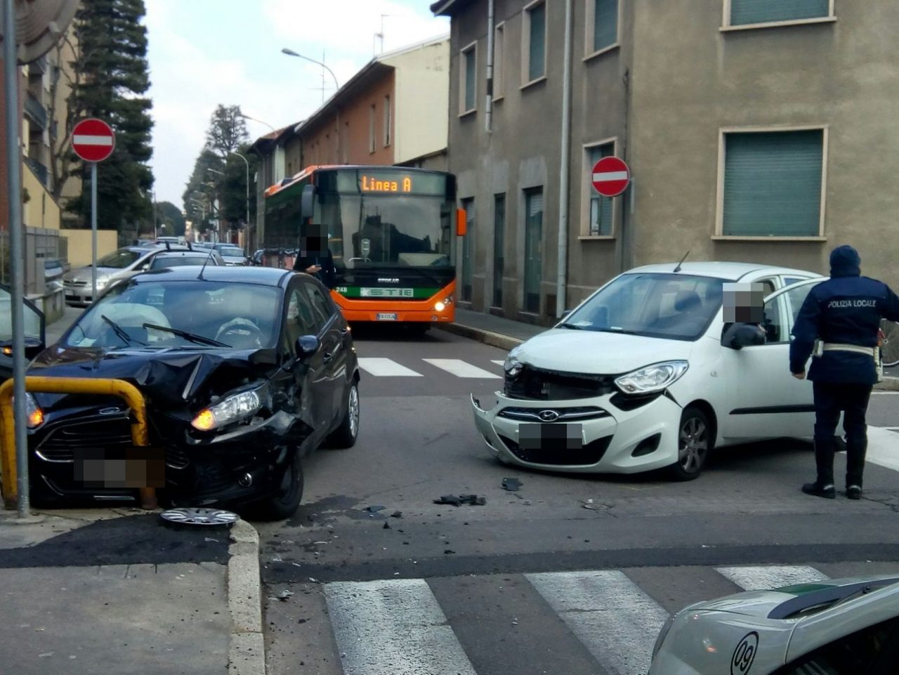 Schianto all’incrocio, paura per due donne