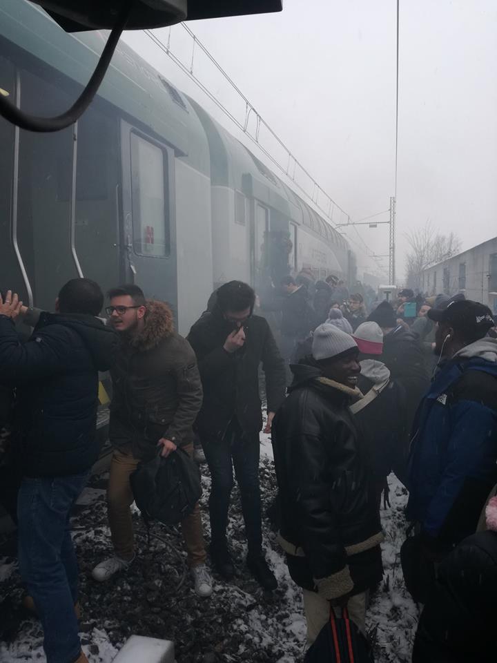 Fumo sul treno Milano-Mortara (foto: Daniele Costa via facebook)