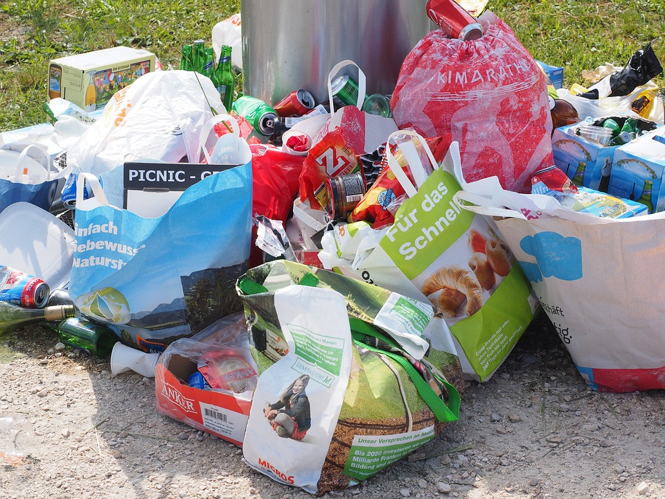 I cestini stradali straripano, l’Amministrazione legnanese vuole tutelare i cittadini