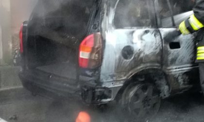 Maldestro 51enne causa l'incendio di un'auto
