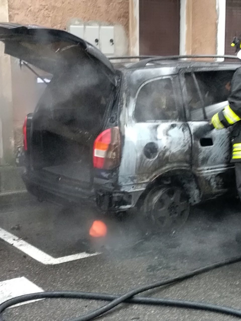 Maldestro 51enne causa l’incendio di un’auto
