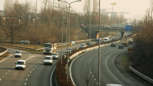 Prove di carico al ponte della Rho-Monza: chiude la Milano-Meda