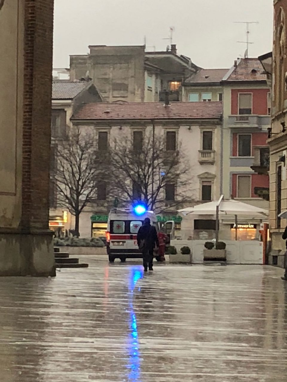 Malore per una 23enne in Piazza San Magno