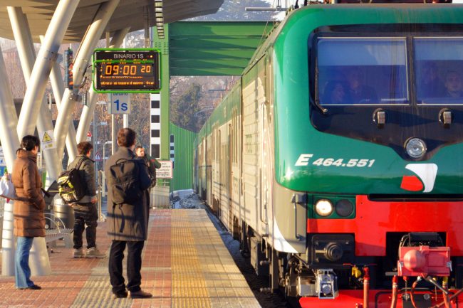 Troppi disagi per i pendolari: arriva esposto contro Trenord
