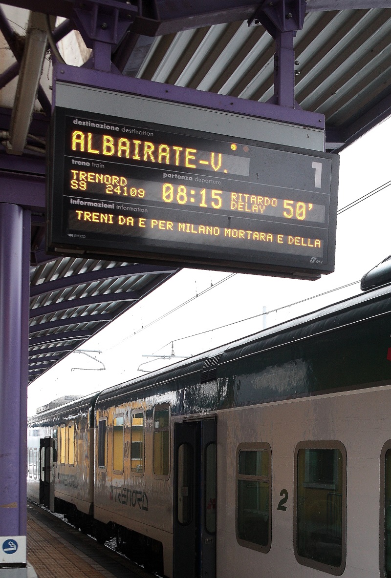 Fumo sulla Milano-Mortara: treno in ritardo (foto: Antonio Varieschi)