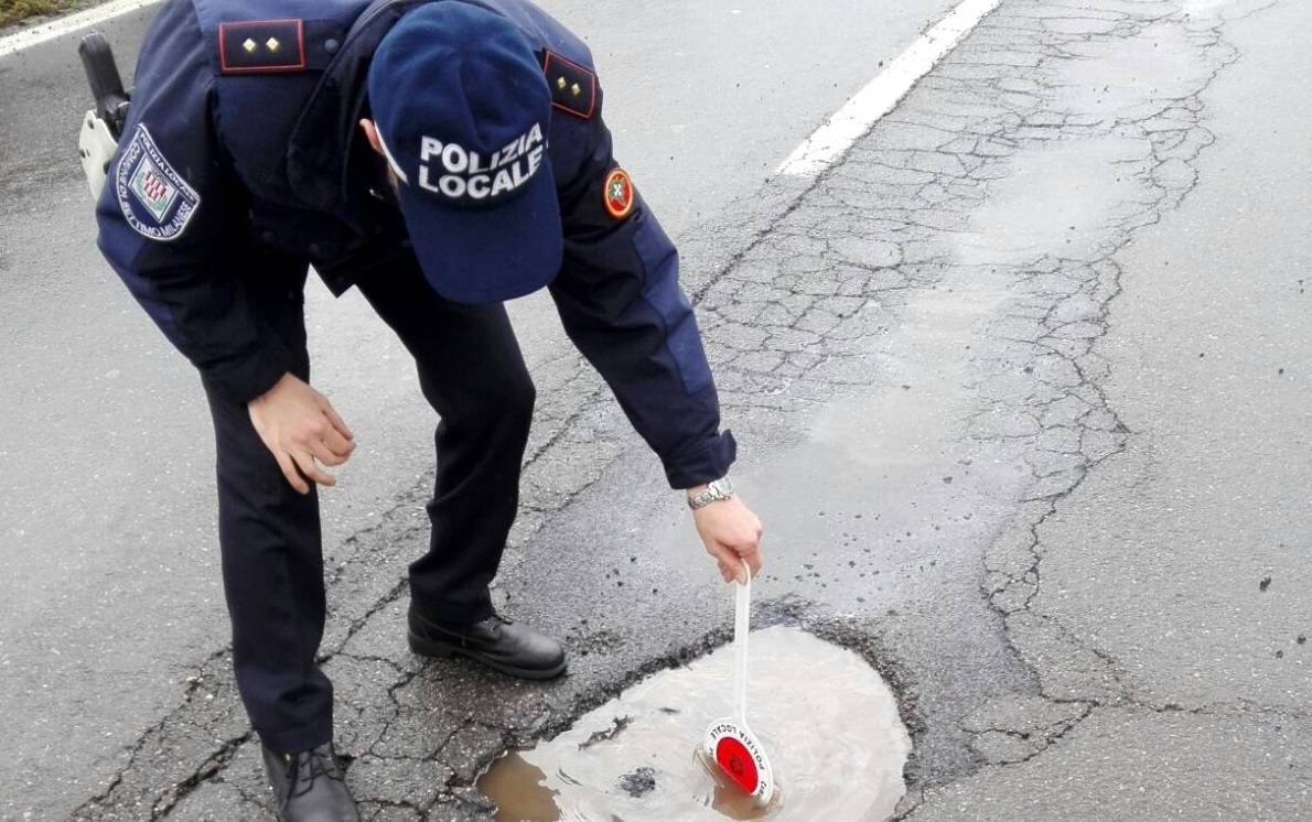 Buca in tangenziale, interviene la Polizia Locale
