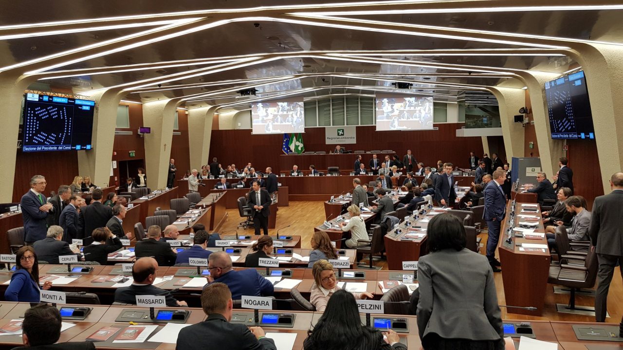 Primo Consiglio regionale in Lombardia: nuovo presidente dell’assise il comasco Fermi
