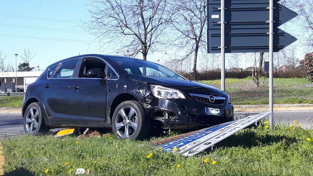 Auto abbatte i cartelli stradali