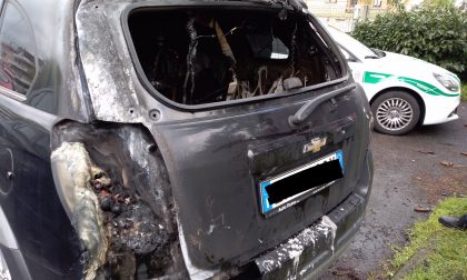 Auto in fiamme a Settimo Milanese FOTO