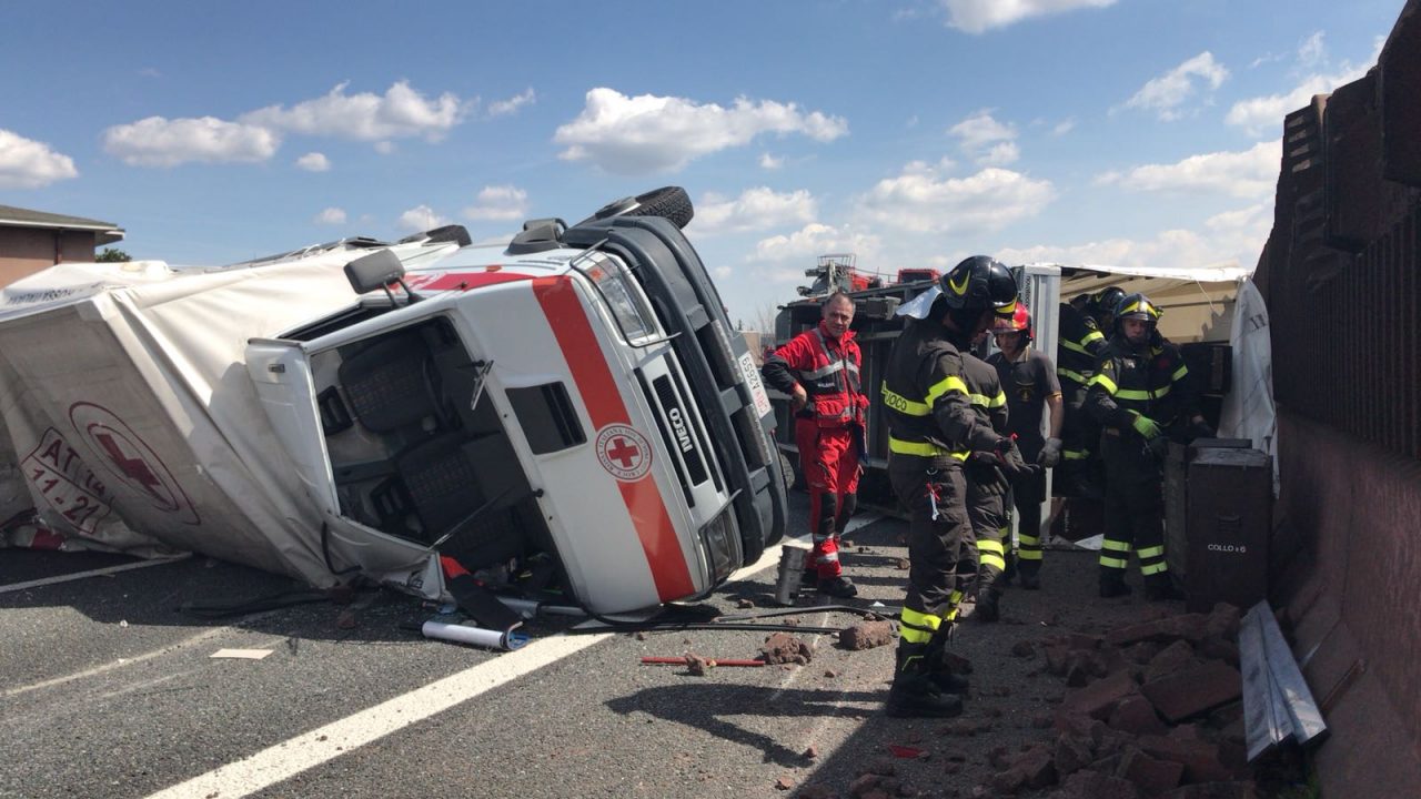 Furgone della Croce Rossa Italiana si ribalta sull’A8 FOTO e VIDEO