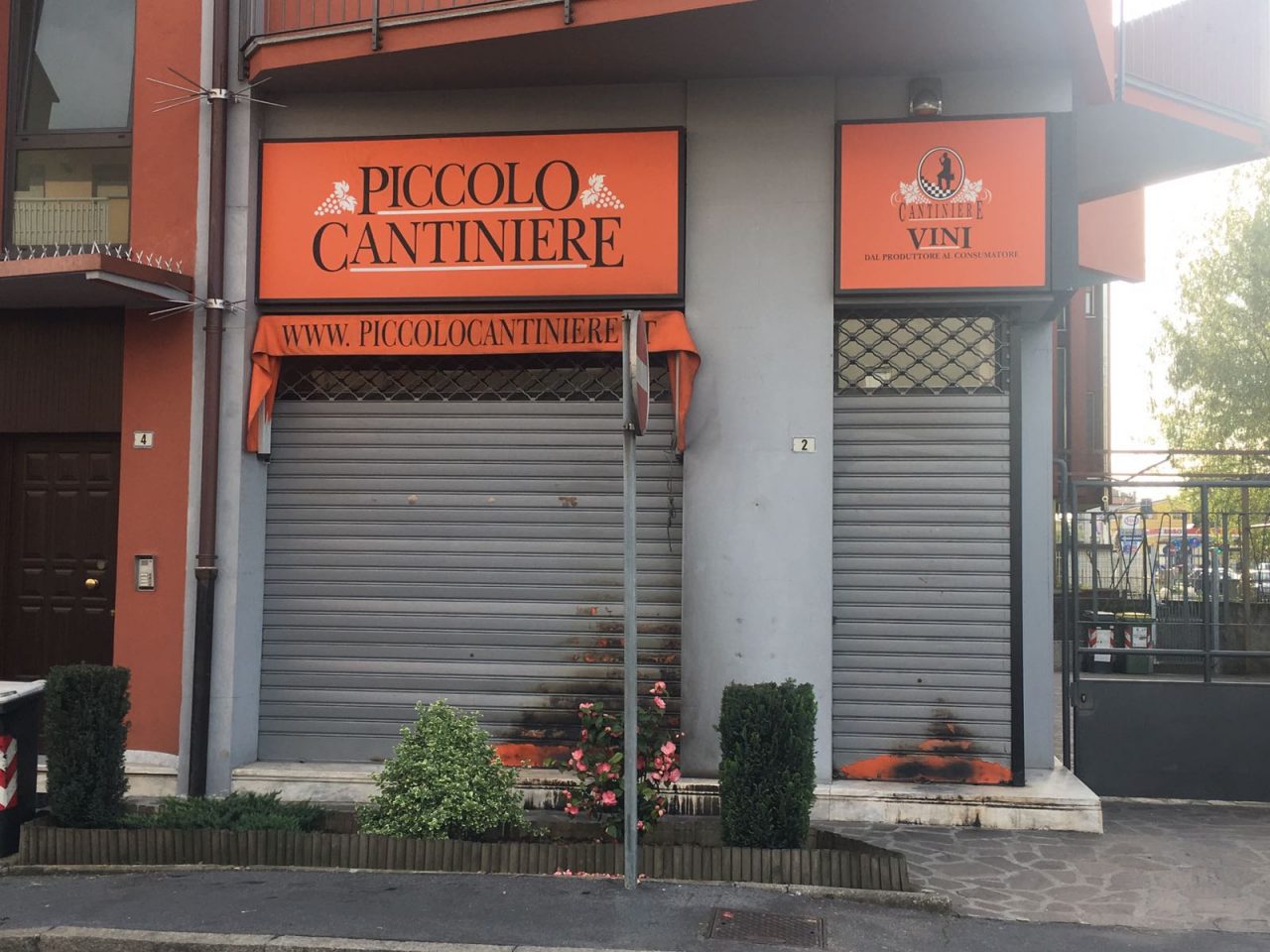 Settimo, negozio in fiamme in via Foscolo