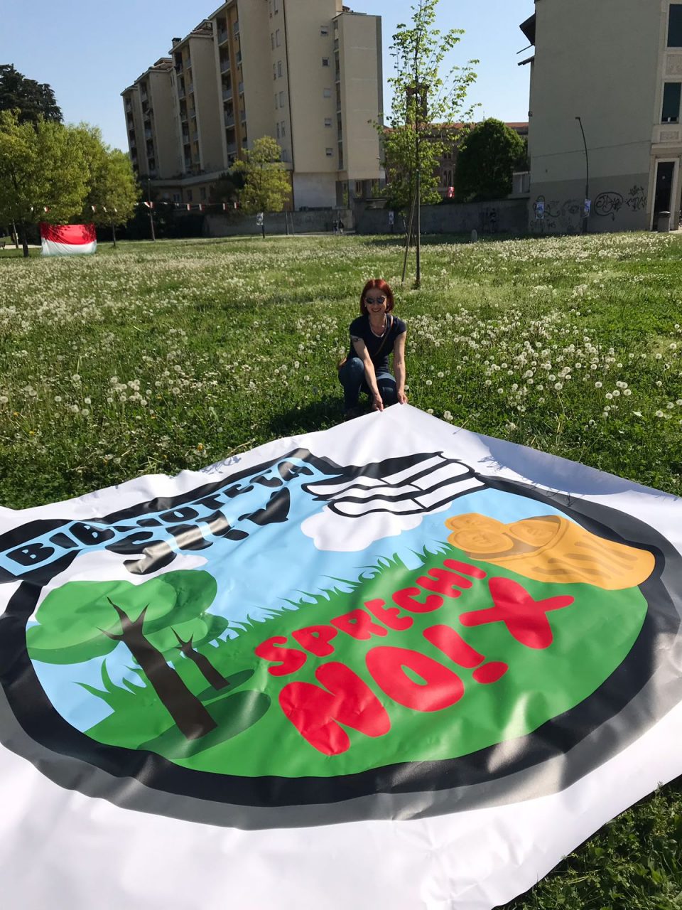 Flash mob del Comitato Sì biblioteca al parco a Legnano