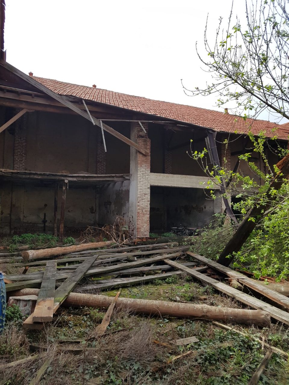 Crolla una parte della Cascina ad Arconate FOTO