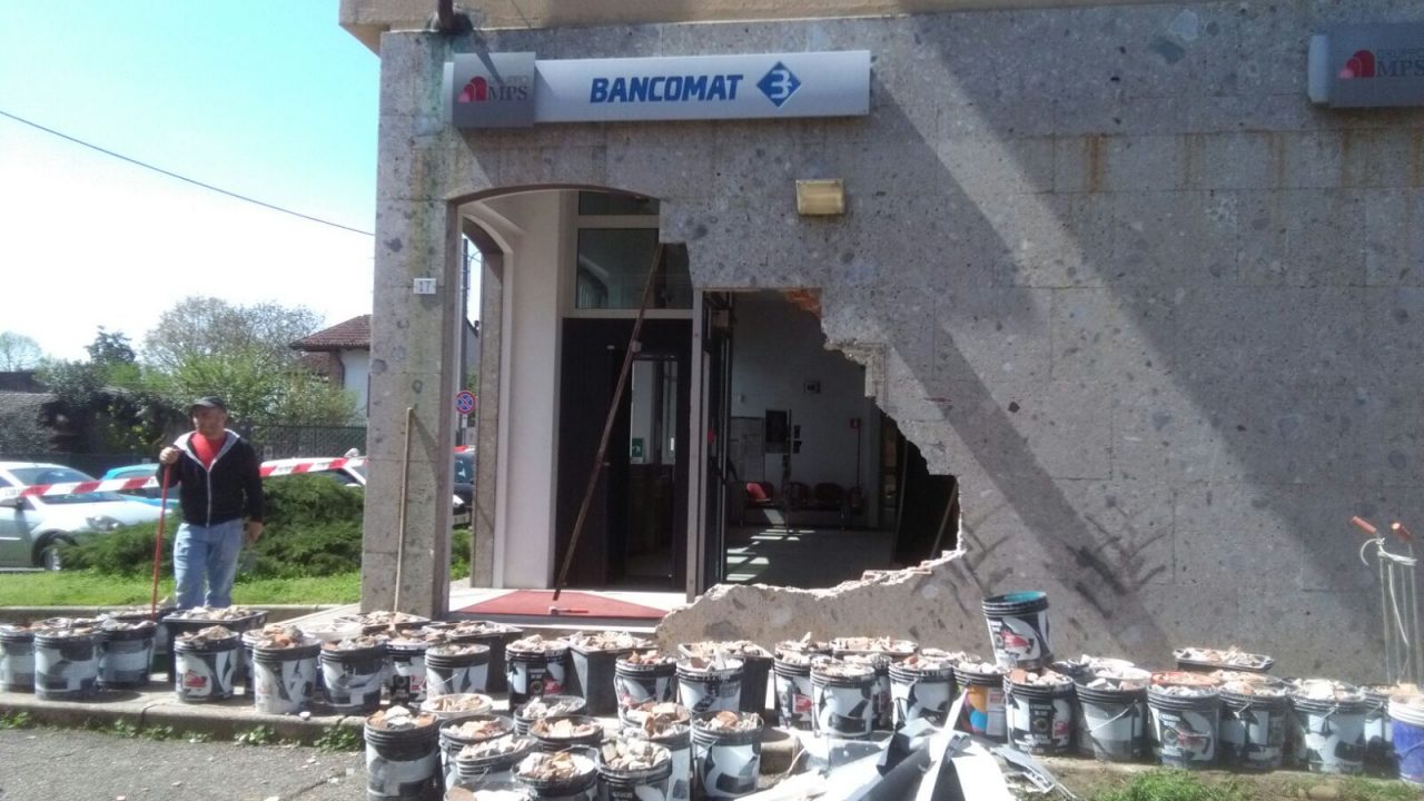 Besate rubano trattore e sfondano il muro della banca