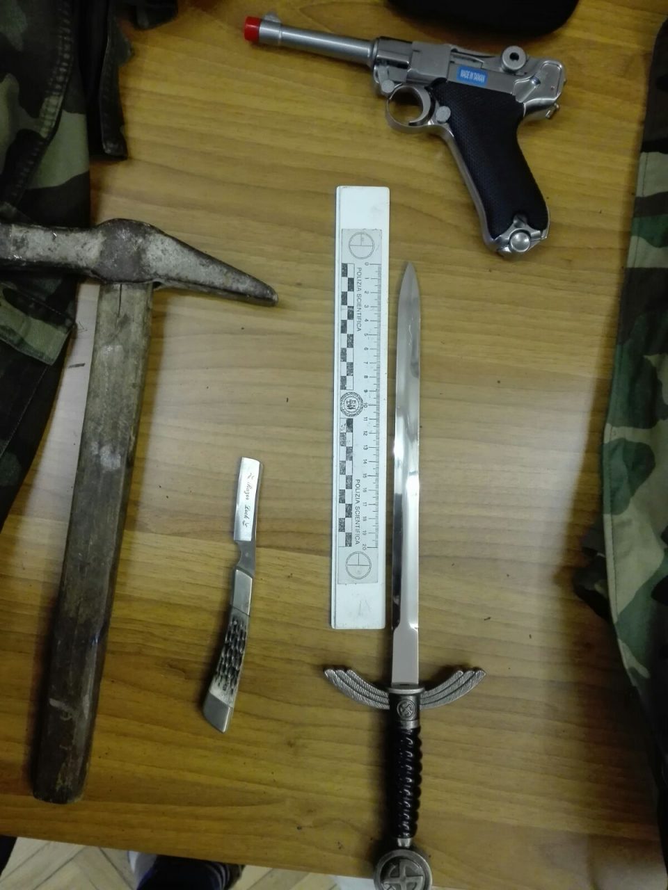 21enne armato è stato arrestato per aver terrorizzato i passanti