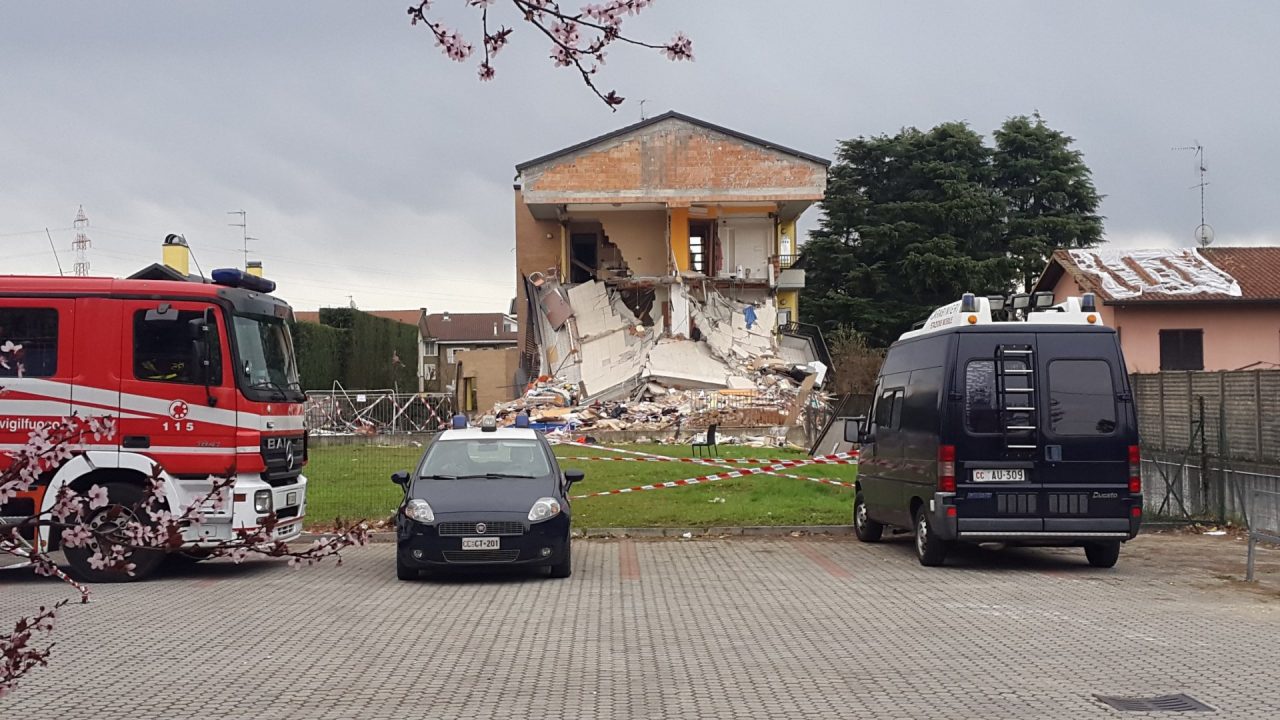 Esplosione di Rescaldina, palazzina inagibile e presidio di soccorritori