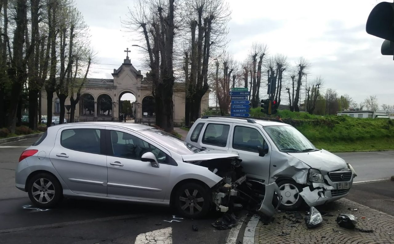 Corbetta: scontro tra due auto davanti al cimitero