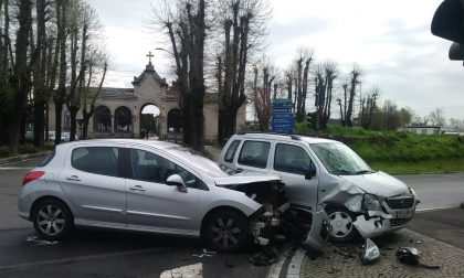 Corbetta: scontro tra due auto davanti al cimitero