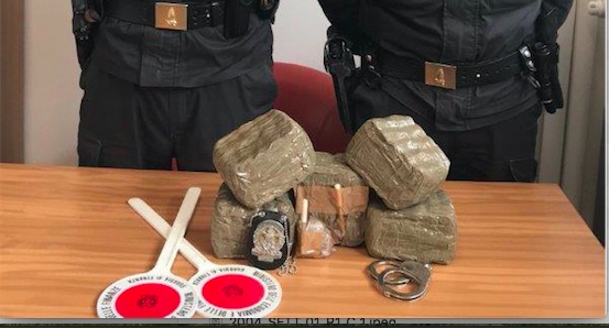 Arrestati due spacciatori con oltre 5 kg di droga