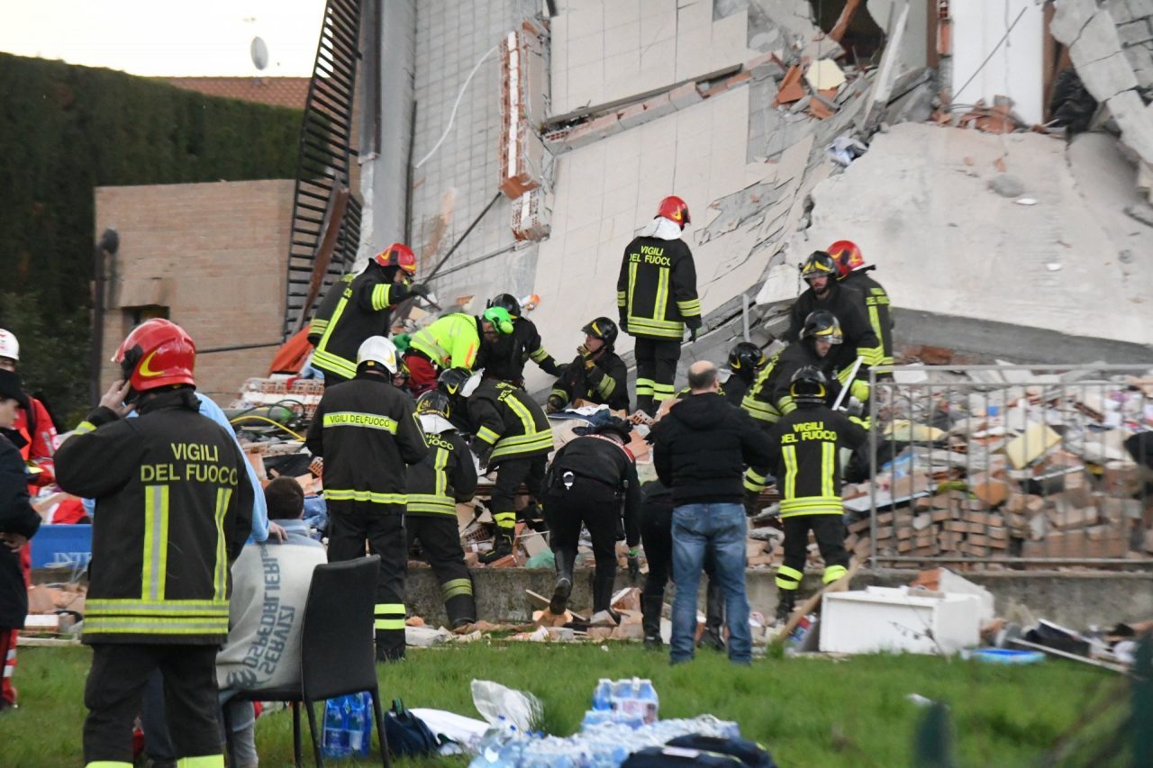 Esplosione Rescaldina, un anno fa il crollo della palazzina di via Brianza. Ecco come si è aiutato