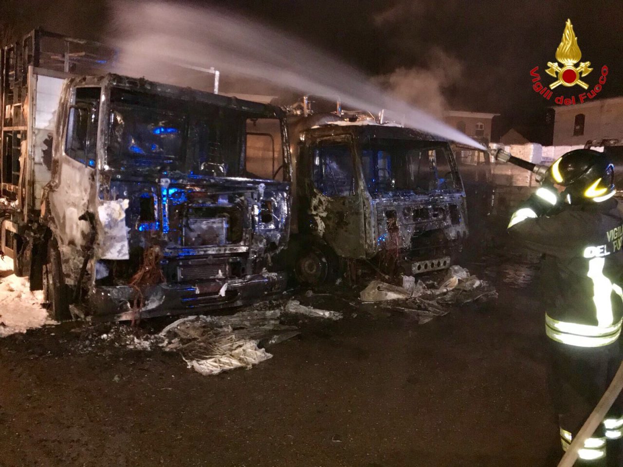 cinque camion in fiamme