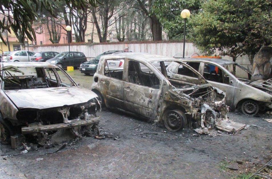 Tre auto a fuoco all’alba a Garbagnate