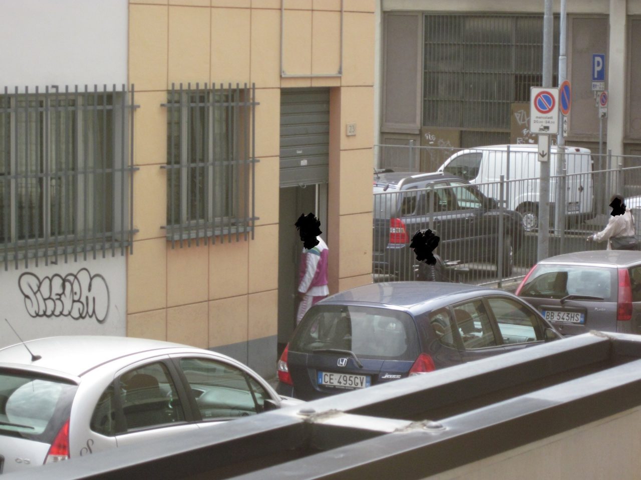 Rubano auto e bici poi mangiano alla mensa dei poveri