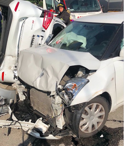 Auto si ribalta dopo lo scontro con un’altra vettura FOTO