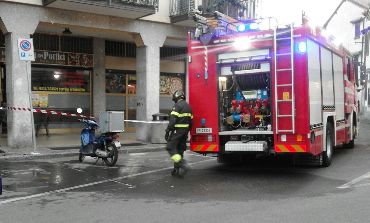 Incendio in pizzeria, due ragazzi portati in ospedale